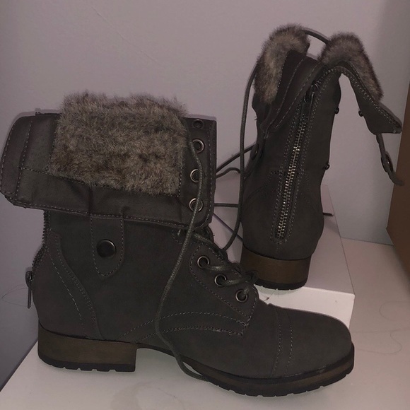 Pair of gray high top shoes - Picture 4 of 6